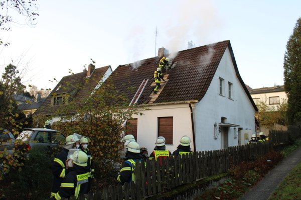 Dicker Qualm zieht aus den Dach eines Einfamilienhauses in der Straße "An der Hellrüsche" in Bad Salzuflen. Eine Familie samt Hunden konnte sich glücklicherweise selbst in Sicherheit bringen. - © Feuerwehr Bad Salzuflen