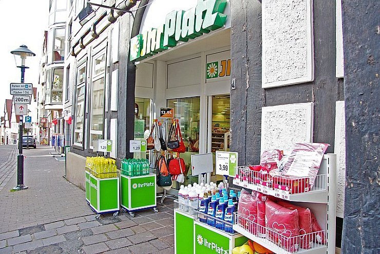 Sonnige Aussichten: Der Ihr-Platz-Markt in Blomberg (Bild) bleibt ebenso wie die Märkte in Bösingfeld und Barntrup unter dem Dach der "FÜR SIE Handelsgenossenschaft" bestehen. - © Foto: Marianne Schwarzer