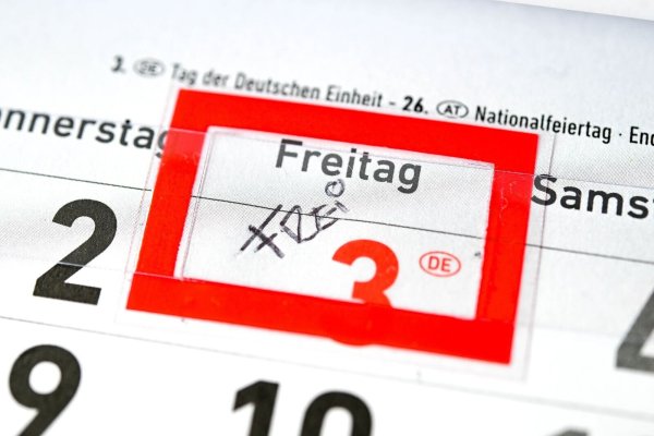Kontroverse Debatte: Weniger Feiertage für mehr Wirtschaftswachstum? (Symbolbild) - © Sina Schuldt/dpa