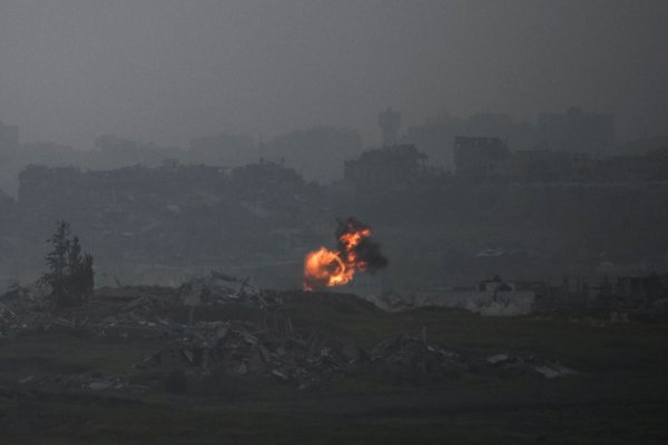Eine Explosion im nördlichen Gazastreifen, vom Süden Israels aus gesehen. - © Leo Correa/AP/dpa