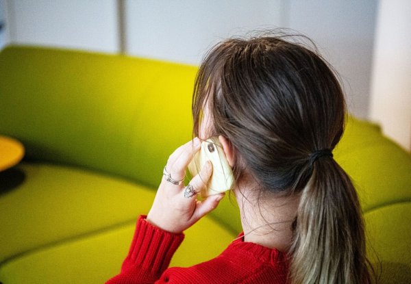 Was, die Telekom oder DHL rufen an und wollen SMS-Codes vorgelesen bekommen? Dann legen Sie besser schnell auf. Sonst droht Konten-Klau. - © Bernd Diekjobst/dpa-tmn