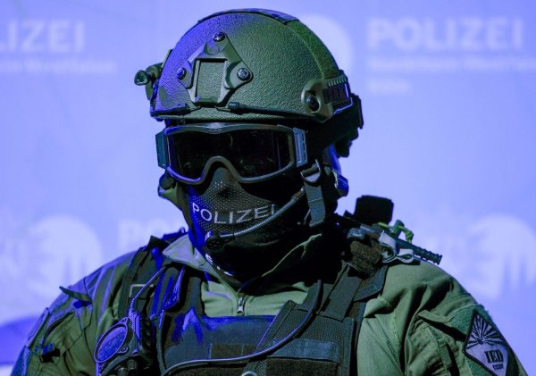 Polizei-Spezialkräfte haben in Zülpich im Kreis Euskirchen in einem Haus einen 34 Jahre alten gesuchten Mann festgenommen. (Symbolbild) - © Oliver Berg/dpa