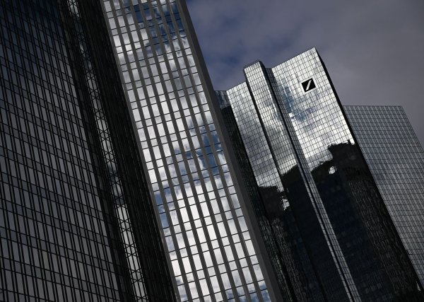 Die Deutsche Bank schließt wie angekündigt Filialen und streicht 2000 Jobs (Archivbild) - © Arne Dedert/dpa