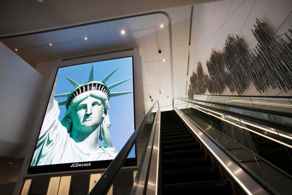 Die Bundesregierung hat die Reisehinweise zu den USA ergänzt. (Archivbild) - © Mark Lennihan/AP/dpa