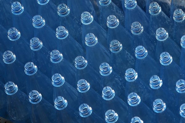 Ein Meer von Plastikflaschen, die nach ihrer Leerung wieder genutzt werden. (Symbolbild) - © Ina Fassbender/dpa