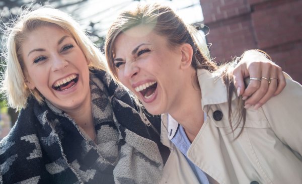 Mal so richtig gemeinsam lachen: Das schafft Zusammenhalt und baut Stress ab. - © Christin Klose/dpa-tmn