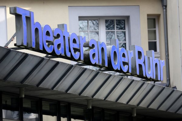 Theatertage im Jubiläumsjahr wieder mit Elfriede Jelinek. (Archivbild) - © Roland Weihrauch/dpa