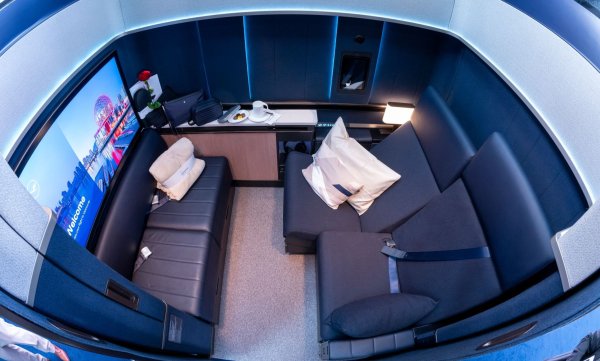 Eine First-Class «Allegris»-Kabine der Lufthansa. Die Sofasitze rechts im Bild lassen sich in ein Doppelbett umwandeln. (Foto: Archiv) - © Peter Kneffel/dpa