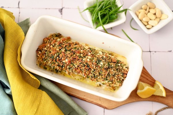 Der Crunch für diese Bärlauchkruste kommt von Mandeln und geröstetem Toast. Parmesan und Zitrone ergänzen die Würze des Bärlauchs. - © Julia Uehren/loeffelgenuss.de/dpa-tmn