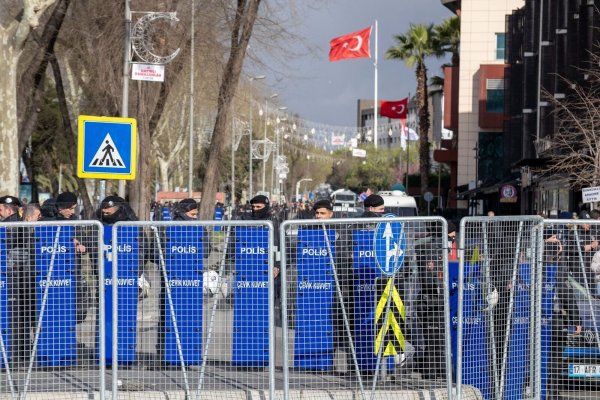 Nach der Festnahme Imamoglus wurden auch Straßen in Istanbul gesperrt. - © Tolga Ildun/ZUMA Press Wire/dpa
