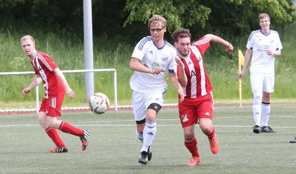 Auch die Spieler des FC Unteres Kalletal (rot-weiß) zählen für Krügel zum erweiterten Favoritenkreis. - © Archiv: Paul Cohen