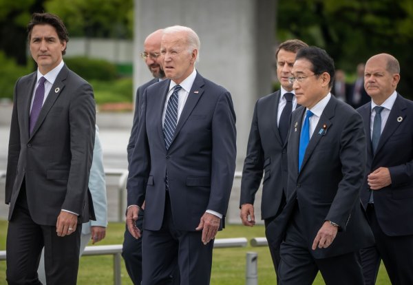 Kanadas Premier Justin Trudeau EU-Ratspräsident Charles Michel, US-Präsident Joe Biden, Frankreichs Präsident Emmanuel Macron, Japans Premier Fumio Kishida und Bundeskanzler Olaf Scholz (v.l.n.r.). - © Michael Kappeler/dpa