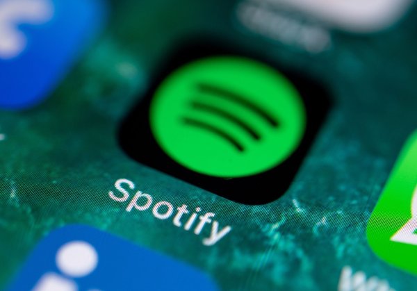 Die App des Musikdienstes Spotify. Der Streamingdienst gibt Zahlen bekannt. - © Fabian Sommer/dpa