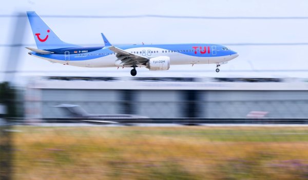 Eine Boeing von Tuifly landet von Palma de Mallorca kommend am Flughafen Hannover. - © Julian Stratenschulte/dpa