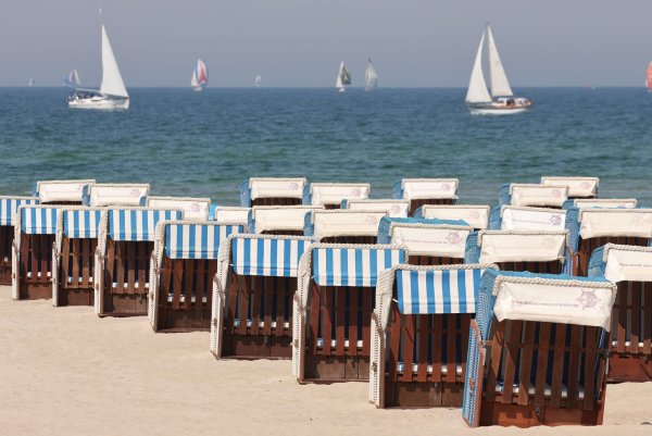 Strandkörbe der "Strandoase Treichel" warten an der Ostsee auf Gäste. Hier hat man sich gegen Preiserhöhungen entschieden, es gelten die Vorjahrestarife: 14 bis 15 Euro Tagessatz und 500 bis 600 Euro pro Saison. - © Bernd Wüstneck/dpa