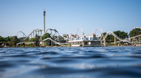 Familienspaß im Freizeitpark: manchmal nass, oftmals teuer. Doch es lässt sich auch Geld sparen, wenn man richtig plant. - © Philipp Schulze/dpa/dpa-tmn