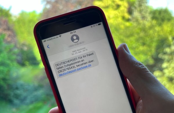 Die Anzahl von betrügerischen SMS, in denen Verbraucher zur Zahlung von angeblichen Zollgebühren aufgefordert werden, hat stark zugenommen. Die Bundesnetzagentur warnt davor, Webseiten zu öffnen. - © Wolf von Dewitz/dpa