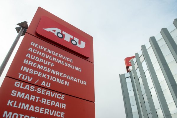 Die Zentrale der Autowerkstattkette ATU in Weiden. Die Firma wurde Opfer eines Cyberangriffs. - © picture alliance / Armin Weigel/dpa