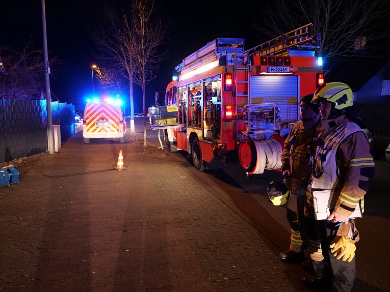 Spurensicherung: Am Ende des verkehrsberuhigten Bereiches auf dem Kaukenberg in Paderborn hat sich das Familiendrama ereignet, bei dem zwei Menschen ums Leben kamen.