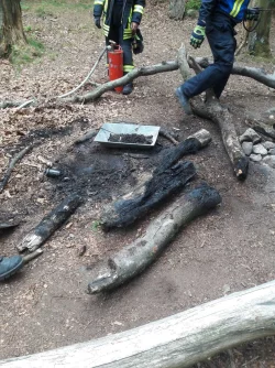Die Feuerwehr musste das L&ouml;schwasser zu Fu&szlig; zur Einsatzstelle bringen. - &copy; Feuerwehr Horn-Bad Meinberg