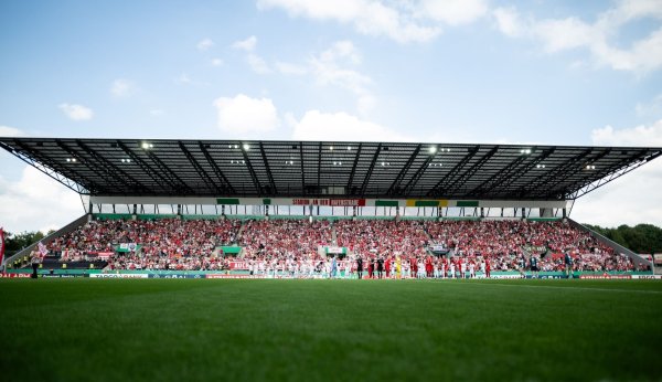 Das Stadion an der Hafenstraße in Essen ist nicht Teil der Bewerbung für die Frauen-EM 2029. - © Fabian Strauch/dpa