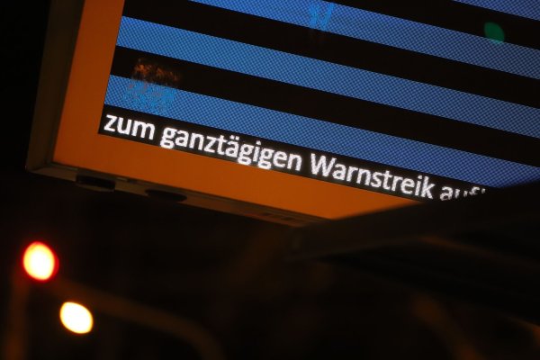 Mit einem Ausstand der Fahrer von Bussen und Straßenbahnen im Bonn und dem Rhein-Sieg-Kreis gehen die Warnstreiks der Gewerkschaft Verdi in Nordrhein-Westfalen weiter. - © Sascha Thelen/dpa