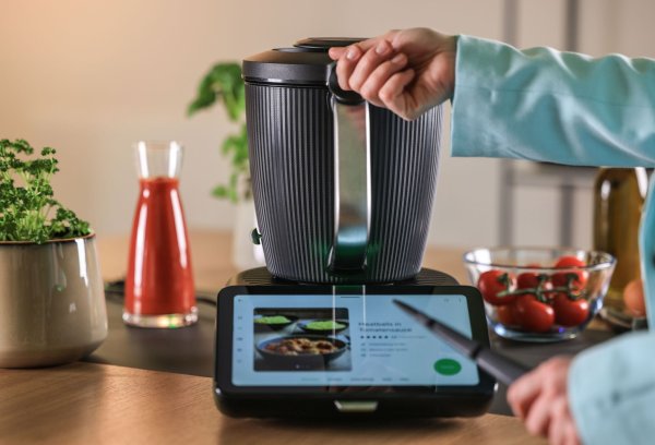 Der neue Thermomix TM7 soll ab April geliefert werden. - © Oliver Berg/dpa