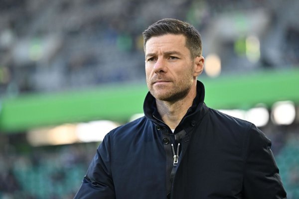 Xabi Alonso bleibt vor dem Bundesliga-Gipfel gegen die Bayern betont cool. - © Swen Pförtner/dpa