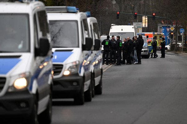 In Leverkusen durchsucht die Polizei die Wohnung einer Frau, die sich Chemikalien zur Herstellung von Explosivstoffen beschafft haben soll. - © Roberto Pfeil/dpa