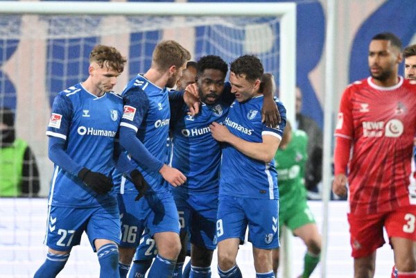 Die Magdeburger jubeln nach dem Tor zum 1:0 von Daniel Heber (M). - © Christophe Gateau/dpa