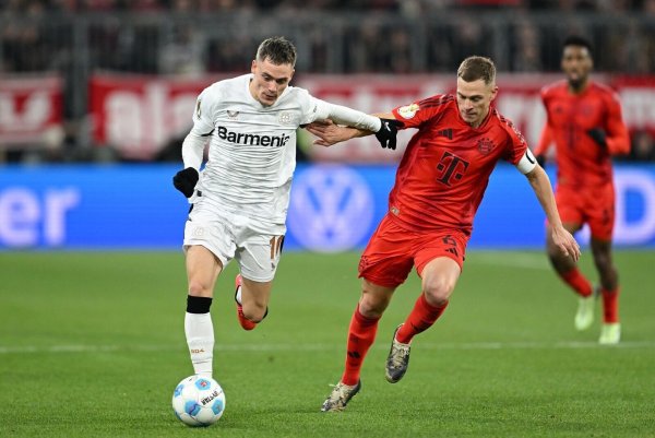 Am Samstag Gegner - irgendwann auch gemeinsam im Verein? Leverkusens Florian Wirtz (l) und Bayerns Joshua Kimmich. - © Sven Hoppe/dpa