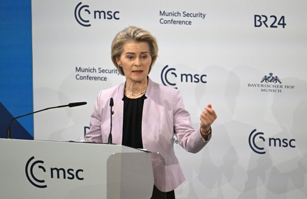 Schlägt den Einsatz einer Sonderklausel für mehr Verteidigungsausgaben vor: Ursula von der Leyen. (Archivbild) - © Boris Roessler/dpa