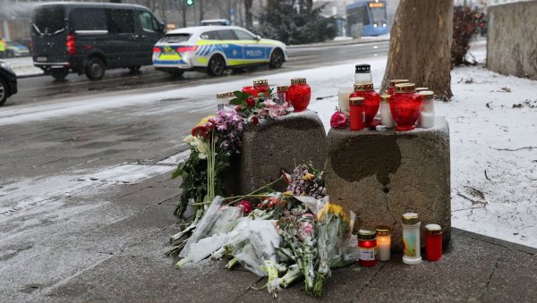 Blumen und Kerzen für die Opfer der Schreckensfahrt. - © Daniel Löb/dpa