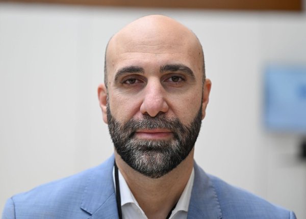 Ahmad Mansour warnt vor Propaganda in sozialen Medien. (Archivbild) - © Arne Dedert/dpa