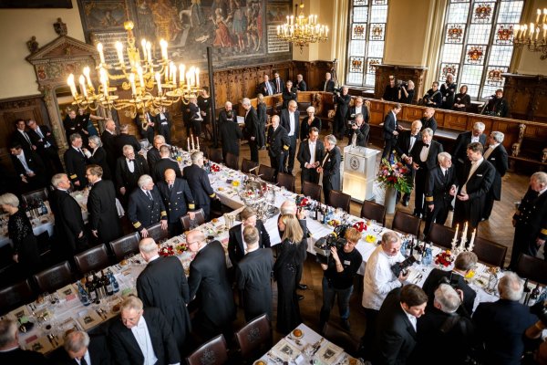 Im Bremer Rathaus haben sich rund 300 Menschen zur traditionsreichen Schaffermahlzeit getroffen. Darunter war als Ehrengast Nordrhein-Westfalens Ministerpräsident Hendrik Wüst (CDU). - © Sina Schuldt/dpa