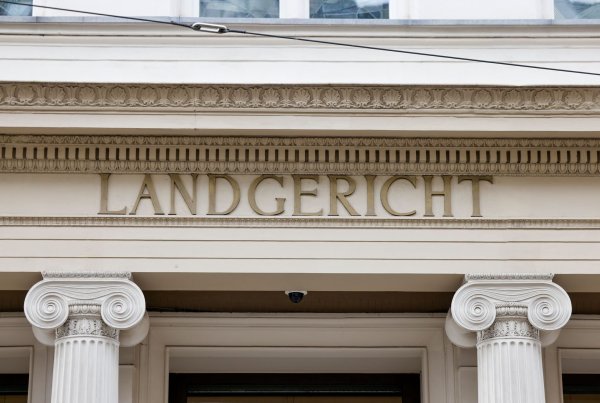 Nach dem Tod eines neugeborenen Babys hat am Bonner Landgericht die Mutter verurteilt. (Illustration) - © Thomas Banneyer/dpa
