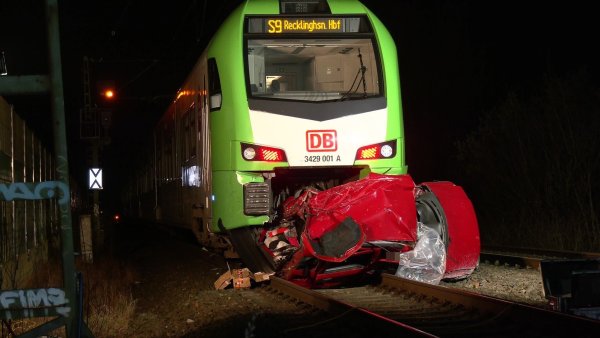In Herten ist ein Pkw mit einem Zug kollidiert. Der Autofahrer kam dabei ums Leben. - © M.Weber/WTVnews_Herten/dpa