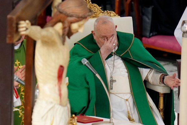 Musste in eine Klinik: der Papst. (Archivbild) - © Alessandra Tarantino/AP/dpa