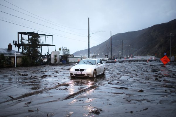 Ein heftiges Unwetter hat in der US-Metropole Los Angeles für Überschwemmungen gesorgt. - © Ethan Swope/AP/dpa