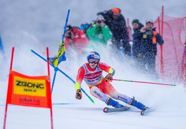 Der Schweizer Topstar Marco Odermatt fuhr im WM-Riesenslalom nur auf Rang vier. - © Jens Büttner/dpa