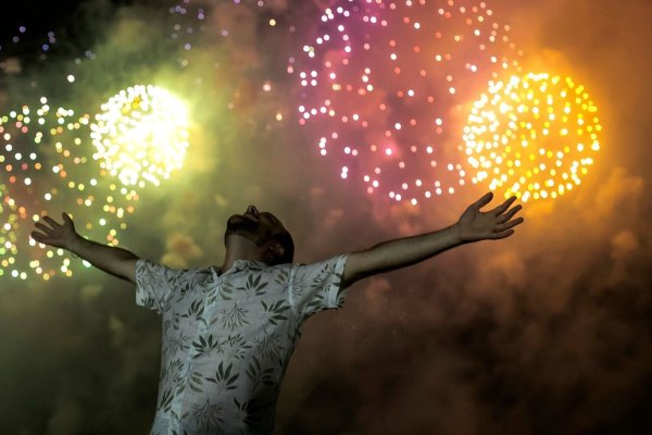 Im vergangenen Jahr wurde die offizielle Silvesterfeier in Rio De Janeiro abgesagt. Es gab lediglich das Feuerwerk und private Feste am Strand. - © Bruna Prado/AP/dpa/Archiv