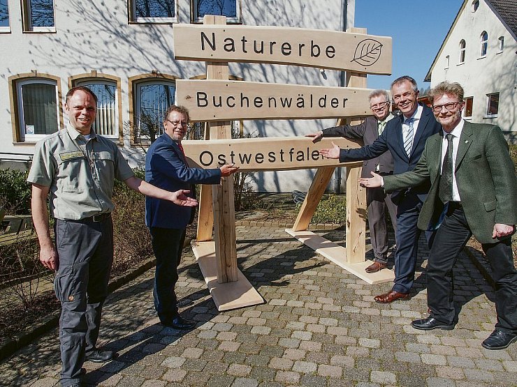 Waldschützer: Regionalforstamtsleiter Roland Schockmöhle, Ministerialrat Martin Woike, Bürgermeister Hans-Jürgen Wessels, Umweltminister Johannes Remmel und der Leiter des Landesbetriebes Wald und Holz, Andreas Wiebe (v. l.). - © NW