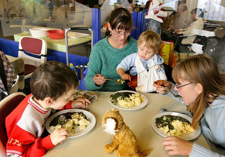 In der Region Bielefeld, wozu unter anderem die Kreise Gütersloh, Herford und Lippe gehören, liegt das Armutsrisiko bei 14,7 Prozent (2010: 15,8). - © FOTO: DPA