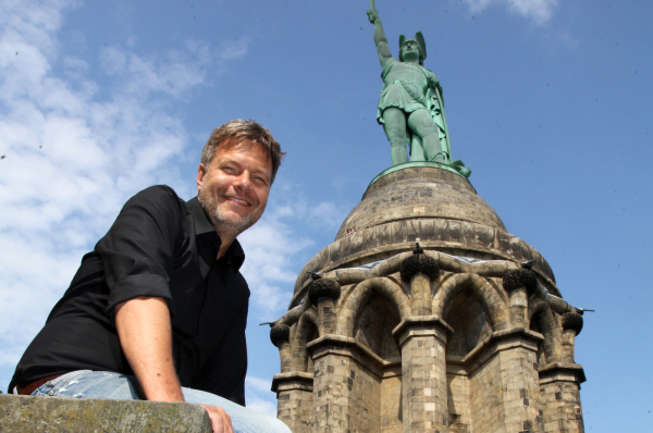 Symbolträchtig: Robert Habeck vor dem Hermannsdenkmal in Detmold. - © Bernhard Preuß