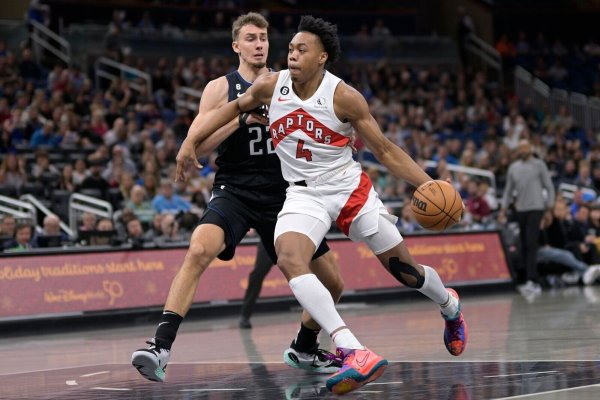 Franz Wagner (l) von Orlando Magic in Aktion gegen Scottie Barnes von den Toronto Raptors. - © Phelan M. Ebenhack/AP/dpa