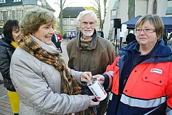 Elisabeth Wiemann von den Maltesern sammelt Spenden von den Besuchern ein. - © Foto: Pohl