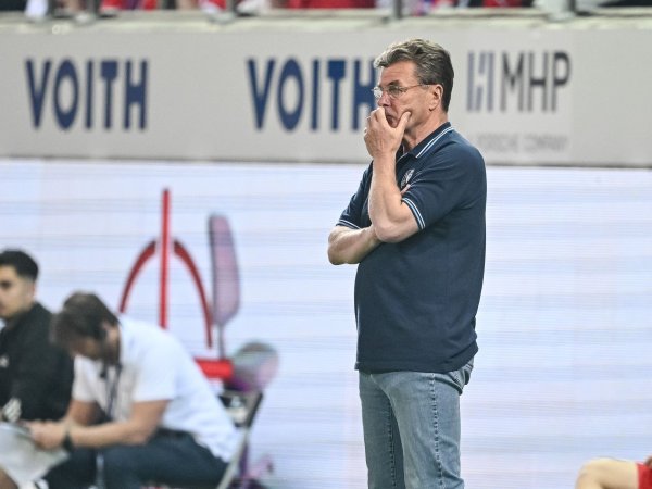 Dieter Hecking bleibt auch im Abstiegsfall. - © Harry Langer/dpa