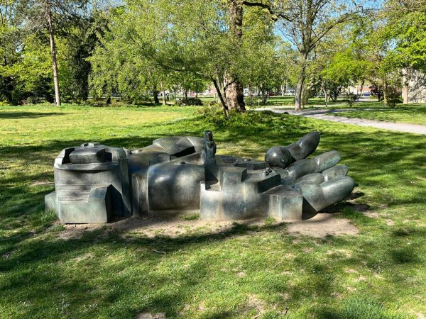 Mehr als 100.000 Euro ist die Skulptur «Ägypten» wert - Diebe haben sie aus dem Park am Lehmbruck-Museum gestohlen. - © Lehmbruck Museum/dpa