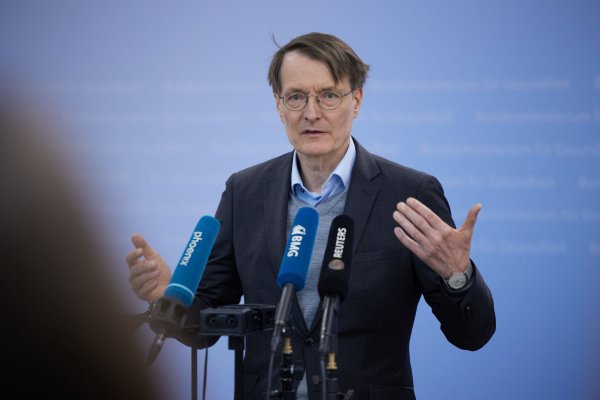 Der geschäftsführende Gesundheitsminister Lauterbach wurde am 1. Mai von Demonstranten angepöbelt. - © Jörg Carstensen/dpa