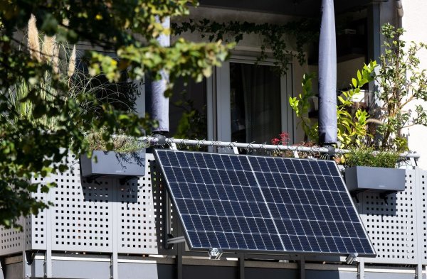 Der Sonnenstromverband BSW Solar erwartet in diesem Jahr weiteres rasantes Wachstum bei kleinen Balkonsolaranlagen. (Foto: Illustration) - © Sven Hoppe/dpa
